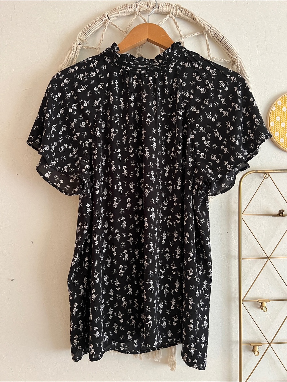 L | Ann Taylor Black Floral Ruffled Neck Women’s Blouse
